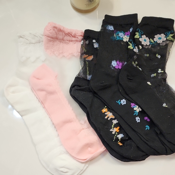 Accessories - NEW 5 Pairs Of Floral/Lace Thin Nylon Short Socks